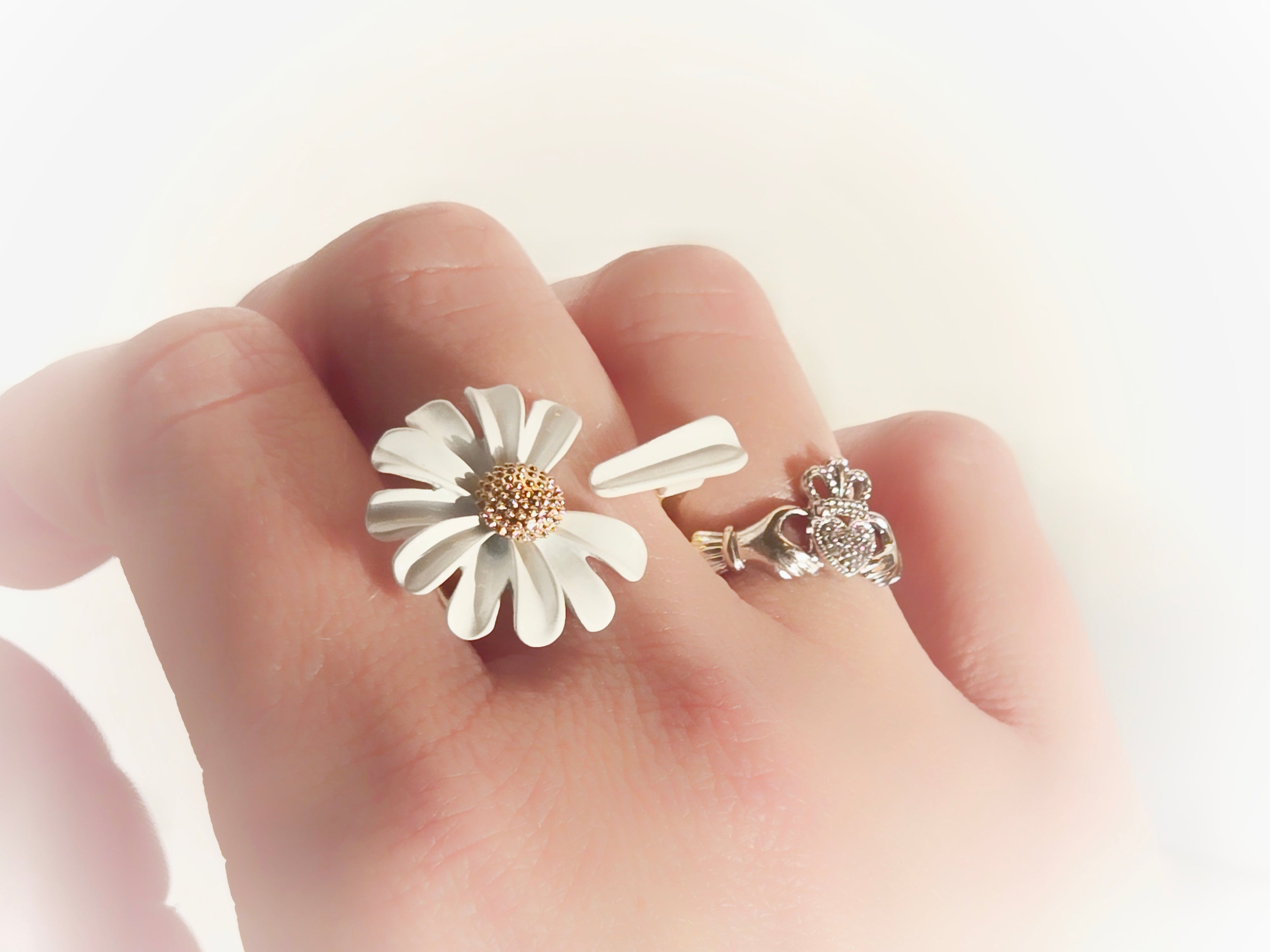Daisy Petal Open Ring | White & Gold - NovaSmartLinks