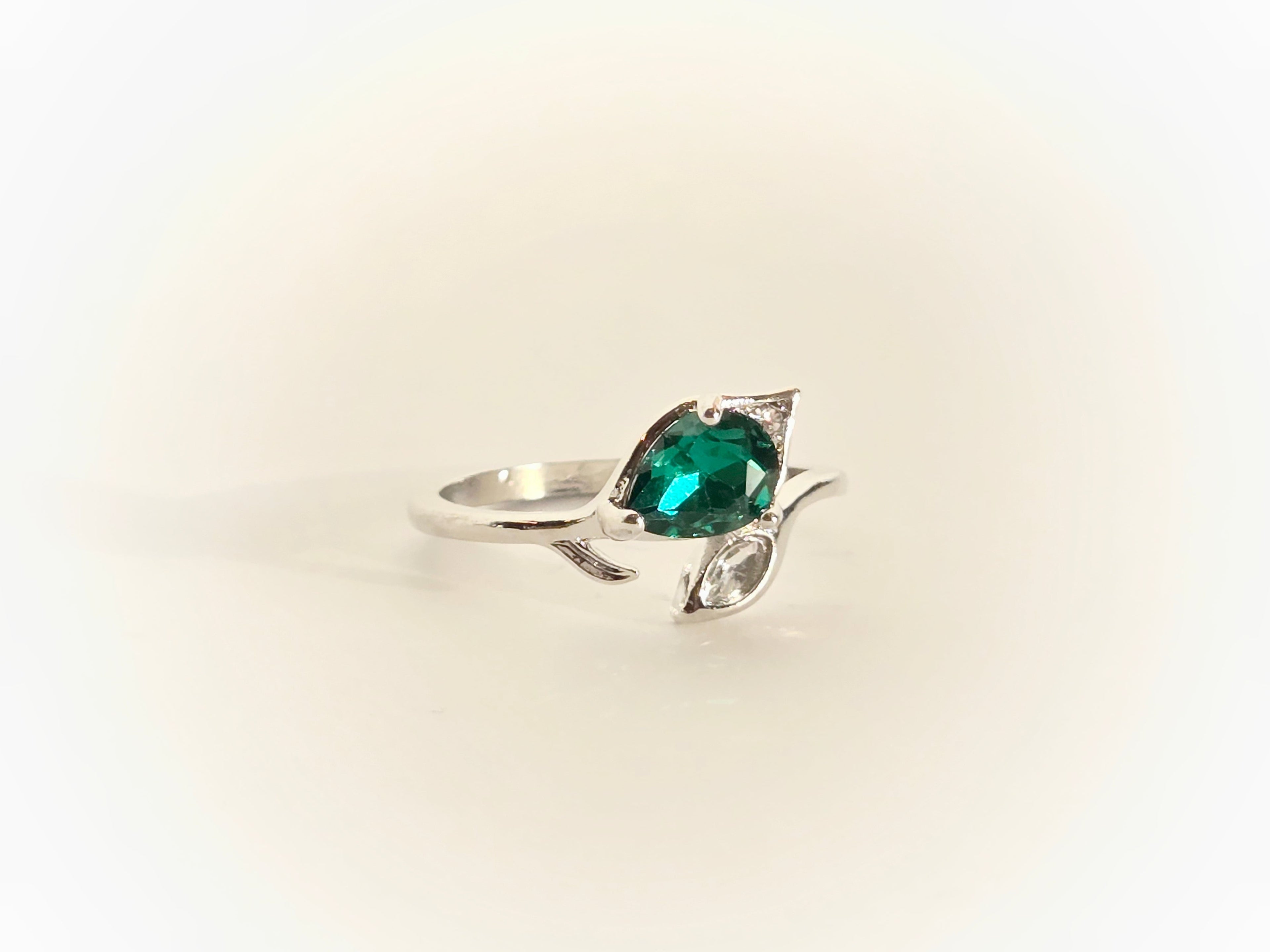 Emerald & Silver Leaf Ring | Size 9 - NovaSmartLinks